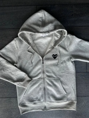 CDG zip up  - CDG zip up storlek S skriv gärna vid intresse eller frågor✅