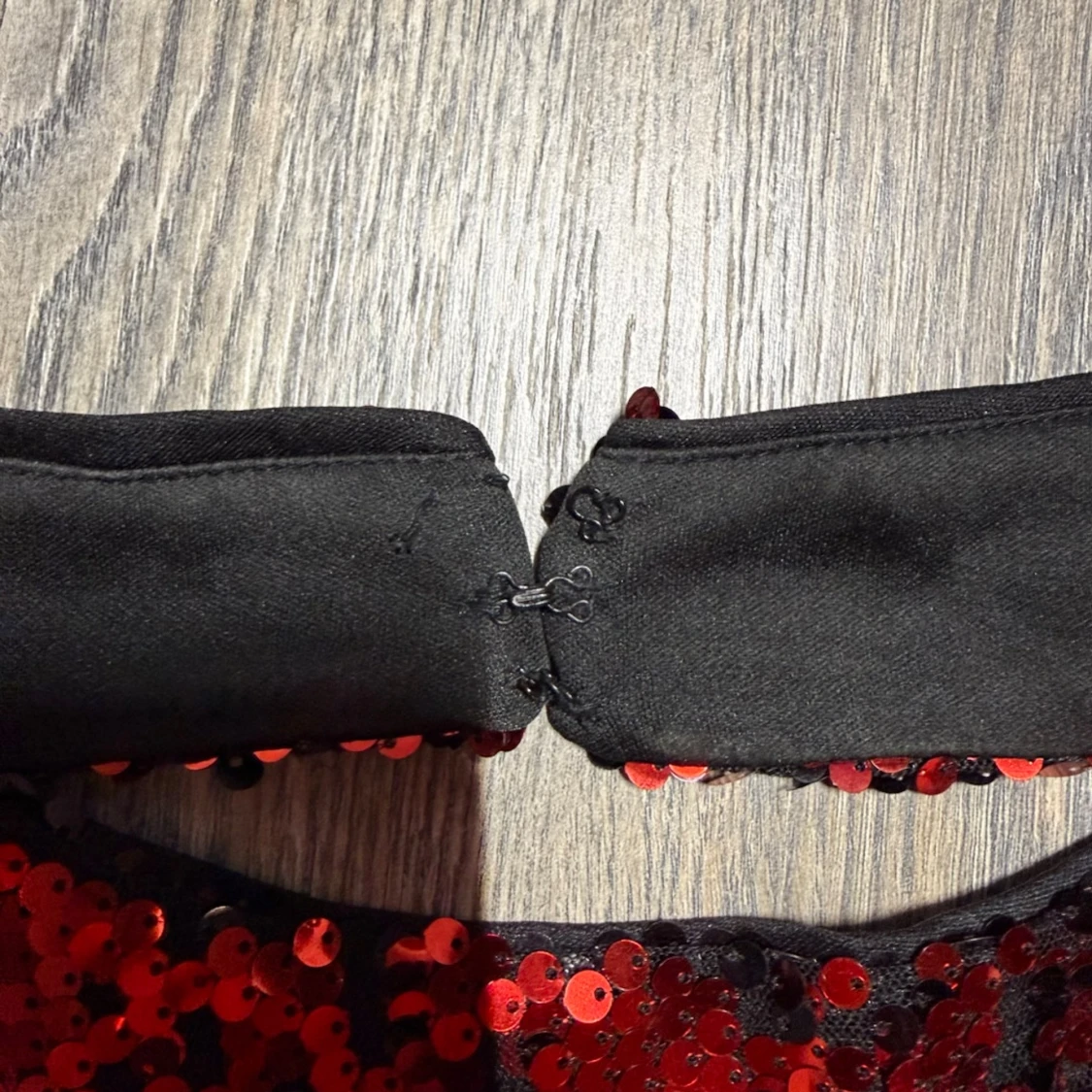 Röd paljettklänning med öppen rygg - 2