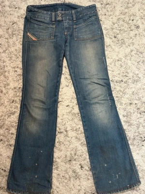  Disel bootcut jeans - Snygga jeans från disel, strl 27, brukar ha xs för referens. Är 163cm. Gjorda för att se slitna, ”smutsiga” ut