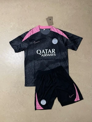 PSG Tracksuit  - Säljer denna riktigt snygga tracksuiten för ett himla bra pris,skriv till om ni är intresserade eller har några funderingar!