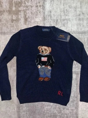 stickad polo ralph lauren tröja - helt ny endast testad. stolrek medium men sitter som en S/Xs alltså någon frpn 160-170 mellan 50-60 kg