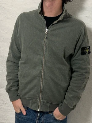 Stone Island kofta  - Tja! Säljer en lite schysstare stone island tröja! Nypris ligger 4000kr. Inga hål eller dylikt. Har tyvärr inget kvitto men finns clg kod som försäkrar att den är autentisk. Hör av er vid frågor och funderingar! 