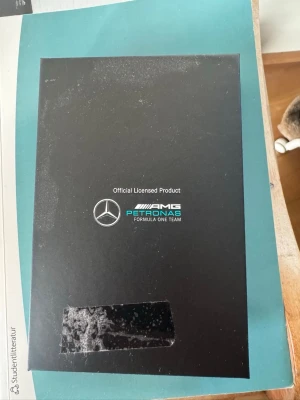 Mercedes AMG Petronas plånbok i skinn - Säljer en svart plånbok från Mercedes AMG Petronas Formula One Team. Plånboken är i skinn med snygga turkosa sömmar och har flera kortfack på båda sidor. Perfekt för dig som gillar racing och vill ha något stilrent och exklusivt i fickan.