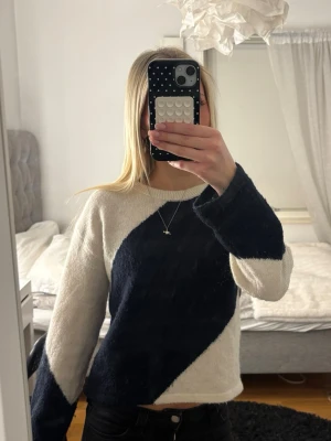 Stickad tröja blå/vit💕 - Stickad tröja från Gina storlek 146/152 men passar på xs/s