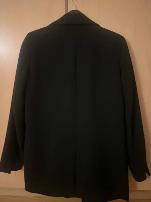 Zara kavaj  - Kavaj från Zara i storlek M. Kavajen är lite tjockare i materialet. Använd men väldigt bra skick✨ pris kan diskuteras🫶🏻