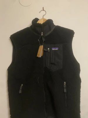 Svart fleeceväst från Patagonia - Säljer en helt ny svart fleeceväst från Patagonia som var för liten i storleken för mig.