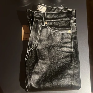 Svarta jeans från Eytys - Säljer ett par svarta jeans från Eytys, köpta på Plick men aldrig använda då dem var för små för mig!