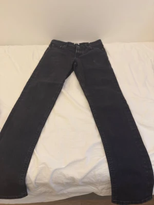 Svarta slim jeans Jack & Jones - Säljer ett par svarta slim fit jeans från Jack & Jones, modell Slim Glenn. Klassisk femficksdesign, knappgylf och smal passform. Jeansen är i stretchigt bomullsmaterial och har en snygg mörk tvätt som passar till allt.