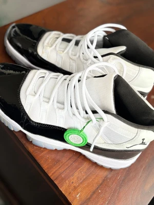 Nike Air Jordan 11 svart/vit sneakers - Bara använt några få gånger och i väldigt bra skick som syns på bilderna. Storlek 47 men passar bättre som 45-44,5 enligt mig. Små i storleken så 47 sitter inte bra. Kommer utan láda men med originaltag