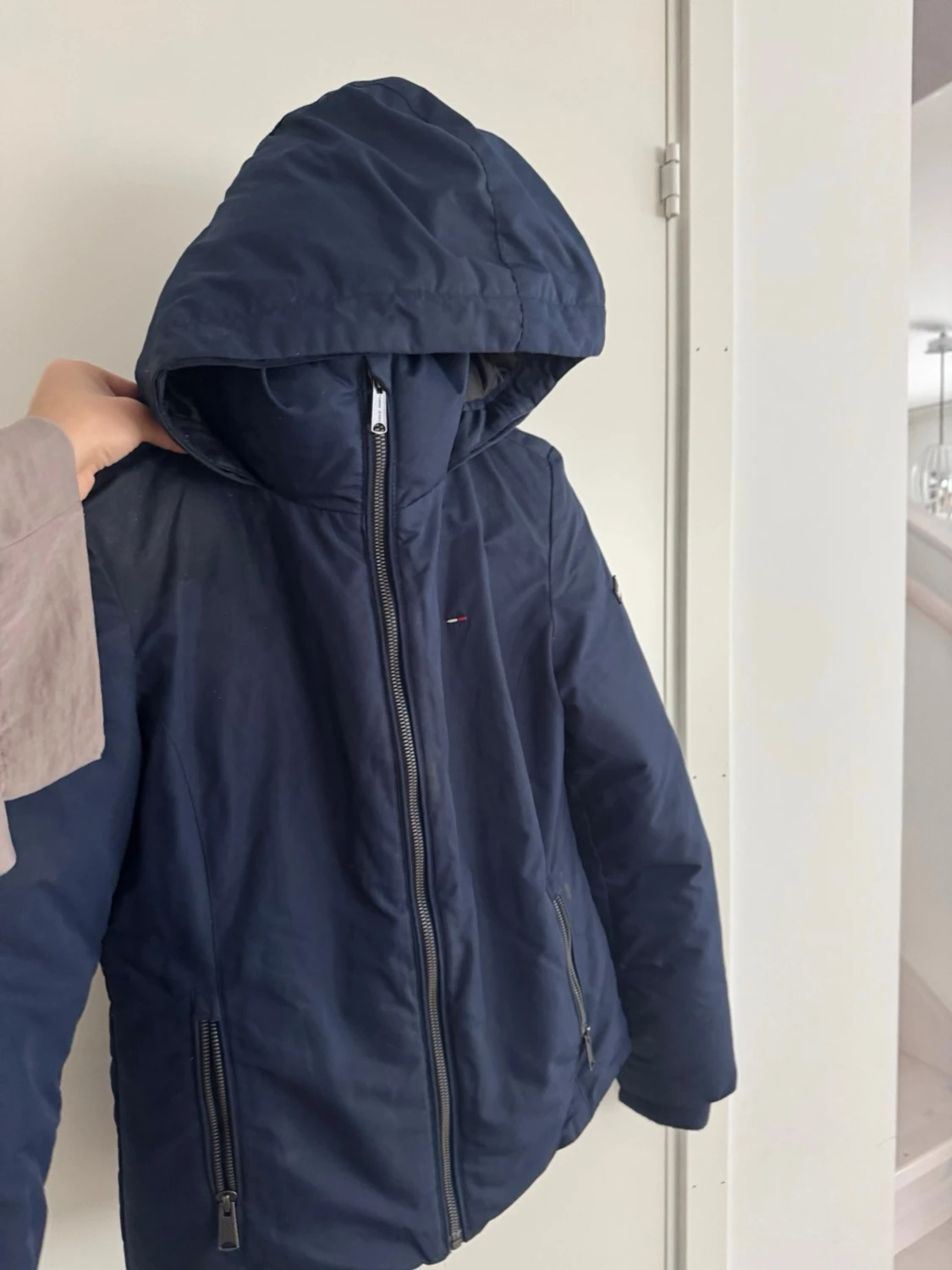 Mörkblå pufferjacka från Tommy Jeans - 1