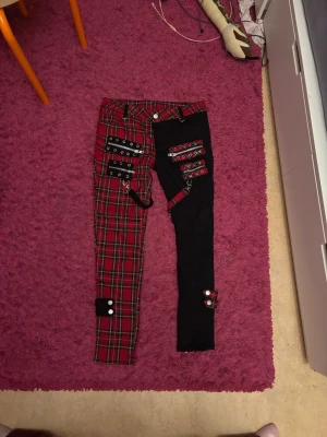 Byxor - Ett par skitsnygga jeans med olika coola detaljer. Köpta på bluefox i storlek L. Skriv om ni har frågor. Priset går att diskutera och jag kan gärna mötas upp i stockholm☺️