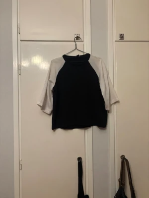 Svart-Vit tröja - En supersnygg svart och vit tröja i storlek s från monki. Skriv om ni har frågor. Priset går att diskutera och jag kan gärna mötas upp i stockholm☺️