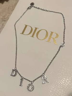 Dior halsband silver  - Helt nytt silver . Rostar inte man kan alltså bada och allt med det 