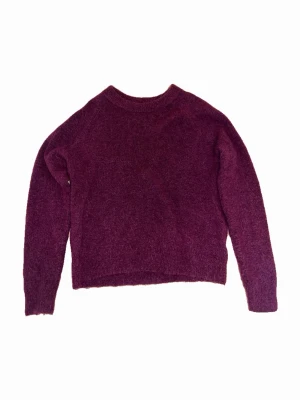 Vinröd stickad tröja från Zara - Mysig vinröd stickad tröja från Zara i storlek S. Tröjan har en enkel, klassisk design med rund halsringning och långa ärmar. Den är lite stickig. Original priset var runt 400