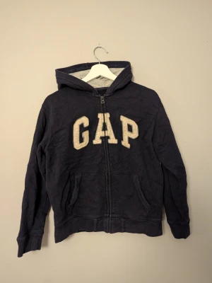 Zip Hoddie från GAP - Säljer en riktigt fet Zip Hoddie från Gap i storlek XS eller XL i barnstorlek. Tröjan är helt fri från defekter. Priset är inte hugget i sten och det är bara att höra av sig vid frågor och funderingar!