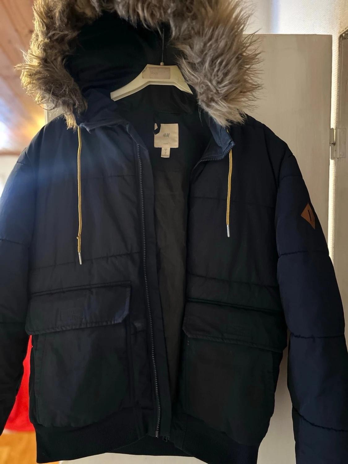 Mörkblå pufferjacka med fuskpäls från H&M - 1