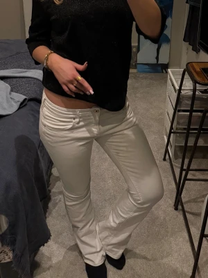 Low waist vita bootcut jeans HM - Sååå sjukt snygga såååå lågmidjade