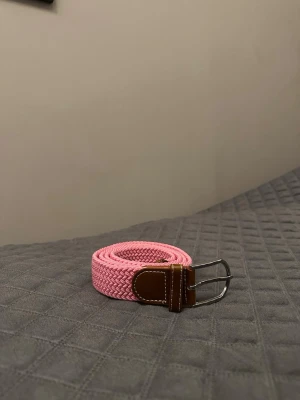 Rosa flätat bälte - Tja det är helt nytt från Bältgallerian. Det är 105cm långt och 3,5cm brett. Det är i ett elastiskt material så passar större storlekar också. Om du inte gillar den här färgen så finns det många flera att välja mellan. Vid köp av bundle så blir kostnaden billigare.