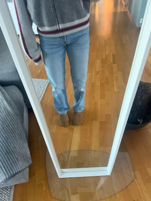 Blå raka jeans - Raka jeans som är så fina och passar till allt!! Har ett litet hål i en av fickorna, men inget som syns igenom🩷