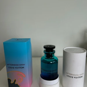 Afternoon Swim Eau de Parfum - Upptäck Louis Vuitton Afternoon Swim – en exklusiv Eau de Parfum i en stilren blå flaska. Perfekt för dig som vill ha en lyxig touch i vardagen. Volym: 100 ml.
