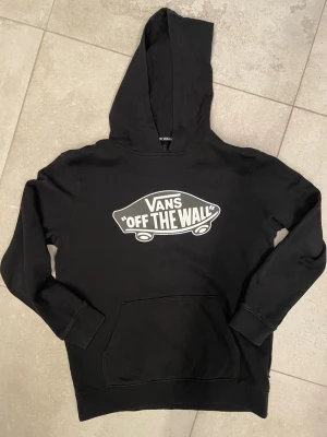 Hoodie Vans  - I stort sätt oanvänd hoodie från Vans med ficka på framsidan. X-lage, men liten i storleken. Mysig och praktisk. 