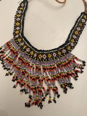 Färgglad pärl halsband handmade - Handmade halsband .