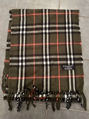 Burberry halsduk - Säljer en riktigt schysst burberry halsduk i grön klassisk färg. Priset är ej hugget i sten! Tveka inte att skriva vid frågor/funderingar🤩🤝
