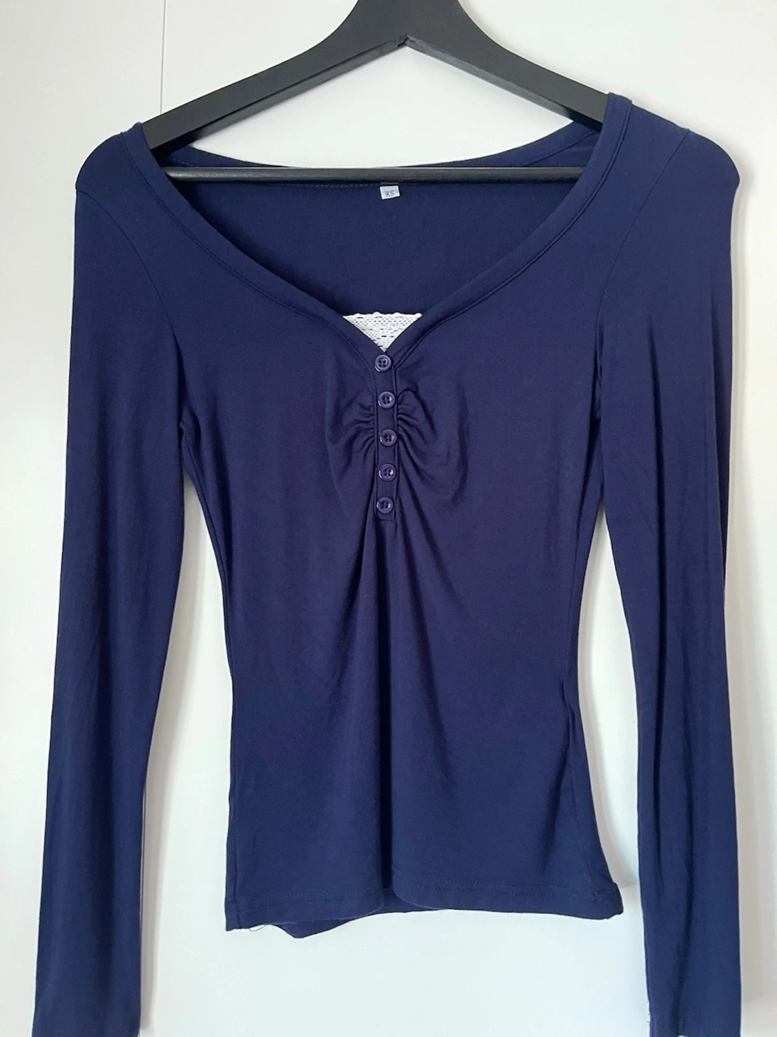 marin blå tröja med knappar