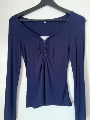 marin blå tröja med knappar - Säljer en jätte fin långärmad tröja från SHEIN i storlek XS