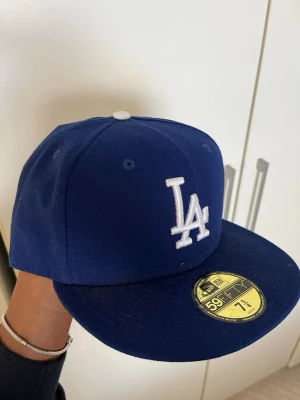 New era keps  - Rak new era (LA) keps som är stängd i baksidan. Den är äkta och nypris är 499 kr!! Endast använd 1 gång 