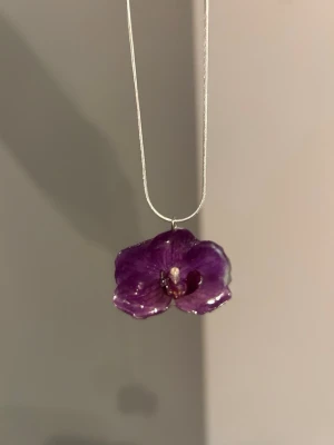  Orkidéhalsband  - Super fint orkidé i halsband 