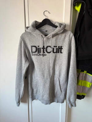 Hoodie  - Grå Dirt Cült hoodie. Säljer då den inte kommer till användning och har in princip nästan aldrig blivit använd heller. Super skön och stor luva. 