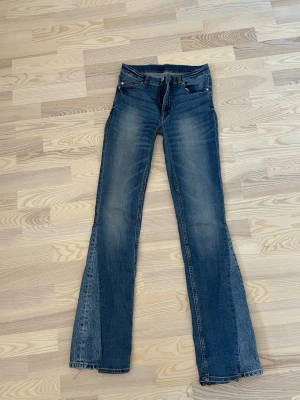 Blå bootcut jeans Cheap Monday 27/34 - Säljer ett par blå bootcut jeans från Cheap Monday i storlek 27/34 då de inte kommer till användning längre💗 de är Cheap Mondays äldre modell (egentligen skinny jeans som är utsydda till bootcut! På sista bilden kan man se att de också är mer sydda då de var highwaist men är nu mera midwaist☺️) Använda fåtal gånger då de är i fint skick! 💗💗💗