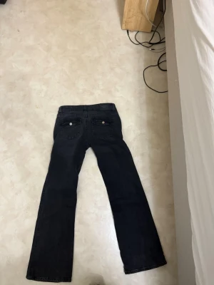 Svarta bootcut jeans - Y2k jeans bootcut från gina. Aldrig använa. Storlek 38