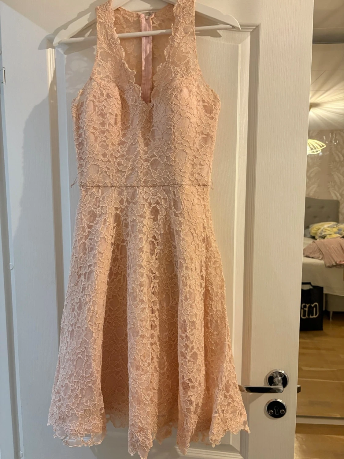 Ljusrosa spetsklänning med rosett - 3