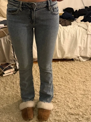 Coola jeans  - Jeans med sömmar längs benen som ”snurrar” runt benet. Jeansen har ett coolt mönster på fickorna! 