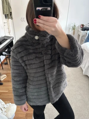 Pälskappa - Den enda defekten är att haken längst upp har ramlat av så man kan inte knäppa igen den just där, men enkelt att fixa.