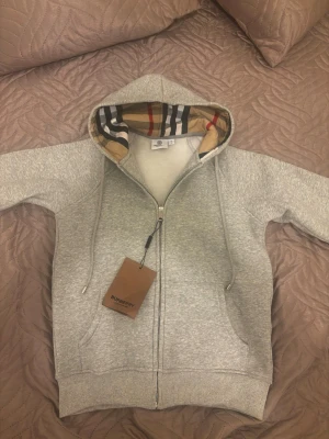 Burberry Kofta - Burberry kofta i storlek S, passar även XS. Riktig snygg och bekväm. Pris kan diskuteras 