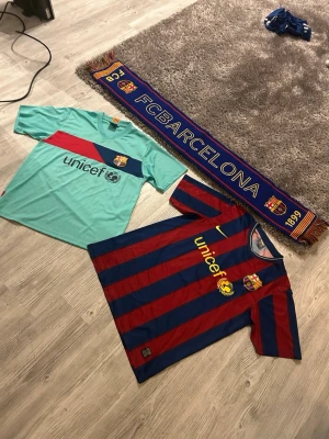 Barcelona kit - Två barcelona tröjor och en halsduk Messi och iniesta. Allt är jätte bra skick och nåstan inte använt alls. Båda är storlek M. Skicka gärna om ni har några frågor eller funderingar