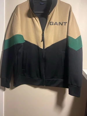 En härlig Gant zip hoodie i färgen grön,  beach och svart  - Dena tröja passar till allt och är skön som en smek du behöver inte oroa dig!