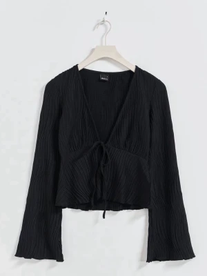 Tie front top ginatricot - Säljer en svart topp från ginatricot som man knyter där fram💕Använd några gånger men har inga defekter💕 