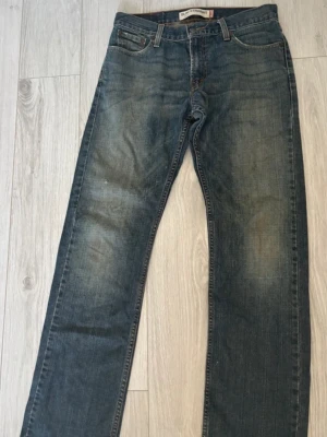 Levi's 514 Vintage - Säljer ett par najs Vintage blå Levi's 514 jeans straigh fit. Jeansen är använda men annars i bra skick. Tveka inte att fråga vid vidare funderingar :)