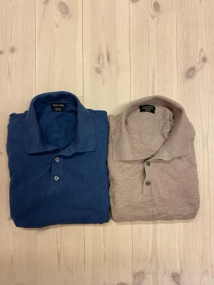  Massimo Dutti pikétröja  - Säljer 2 stycken snygga Massimo dutti långärmade pikétröjor i bra skick. Båda är i storlek M men passar defensivt storlek S . Skiv för frågor eller liknade 🤗