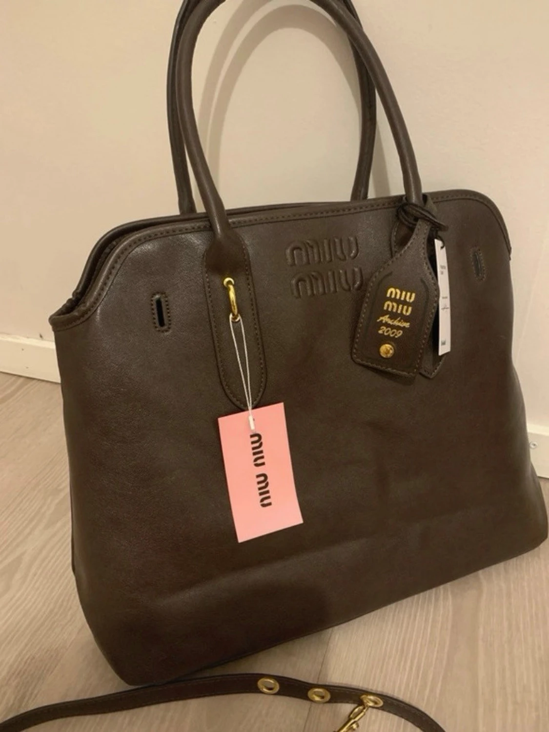 Brun handväska från Miu Miu i skinn - 4