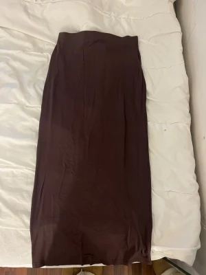 Brun långkjol från 157 - Säljer en enkel och stilren brun långkjol från 157 i storlek S. Den har en skön passform och är super skön på  🩷aldrig andvänd