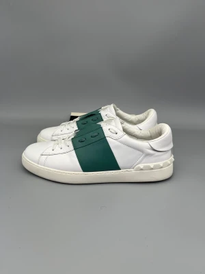 Valentino Open Skor Turkos - • The shoes have been gently used and are in really good condition  • Size: 44 (fits 44.5–45)  • Color: Turquoise  • Retail price: 7280 SEK / 590€  • Dustbag & valentino card included