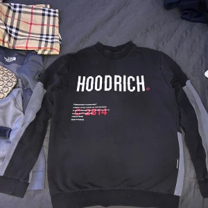 Hoodrich OG Aspire Kofta - Hoodrich OG Aspire Kofta, Storlek small, skick 7/10 då den vita texten är lite sliten men det är inget man märker av, utöver det är den i väldigt fint skick, kontakta mig vid frågor