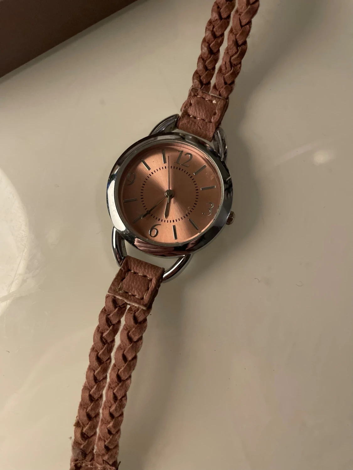 Klocka med flätat rosa skinnarmband - 1