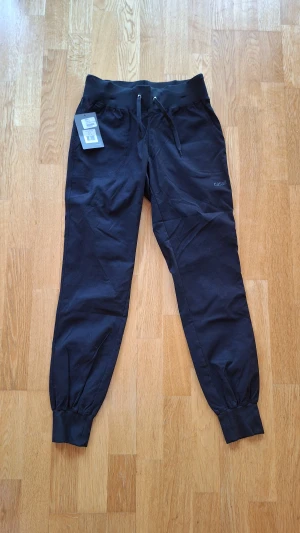 Träningrbyxor från Casall - Ett par perfekta, bekväma  byxor att ha till och från gymmet. De är gjorda av ett bekvämt, vävt stretchtyg med god rörelsefrihet och en mjukt ribbad linning för utmärkt komfort och passform.