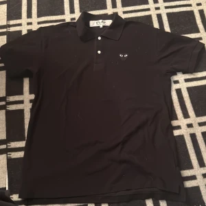 Comme des Garcons piké - Säljer denna piké från comme des garcons. Skulle säga att denna sitter som en större M storlek